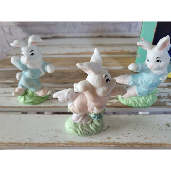 Artmark porcelain Easter bunny rabbit village figu - Picture 3 of 5